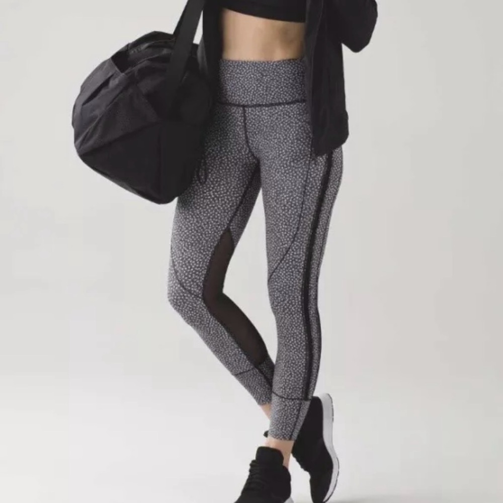 Lululemon Hit It 7/8 (25”) Tight Leggings in Frozen Fizz White Black. Size 4
